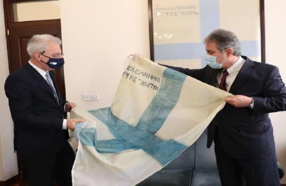 Στον Υπουργό Παιδείας αντίγραφο σημαίας Κυπρίων αγωνιστών ελληνικής επανάστασης – Θα δοθεί και στα σχολεία λέει ο Έλληνας Πρέσβης
