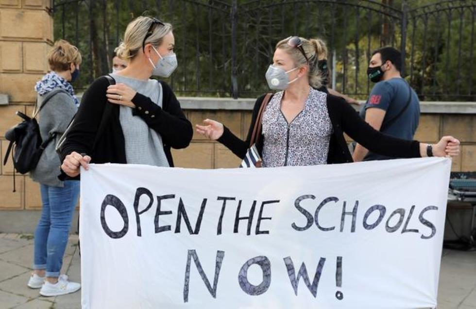 Γονείς Μέσης Εκπαίδευσης έξω από προεδρικό: «Ανοίξτε τα σχολεία τώρα» (βίντεο)