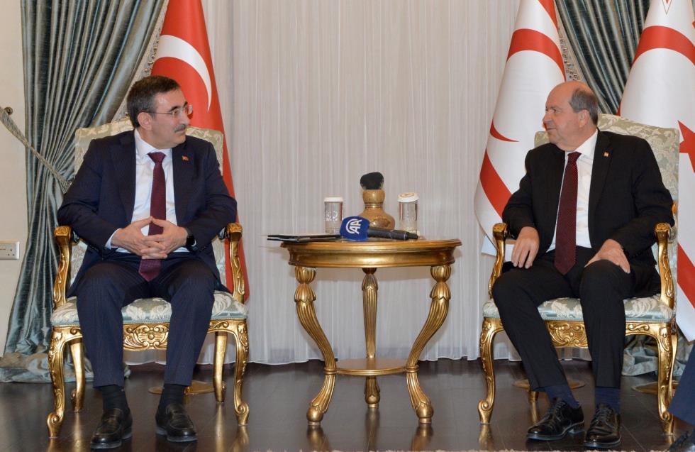 Τατάρ και «κυβέρνηση» συζητούν και Κυπριακό με Γιλμάζ στην Τουρκία
