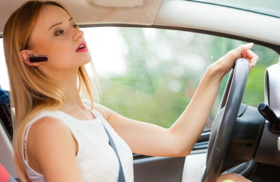 O οδηγός ενός αυτοκινήτου δεν είναι πιο ασφαλής χρησιμοποιώντας το τηλέφωνο με hands-free
