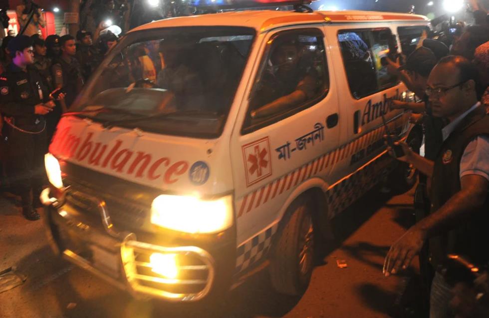 Τραγωδία στο Μπανγκλαντές: Φορτηγό παρέσυρε τρία τρίκυκλα - Τουλάχιστον 11 νεκροί 