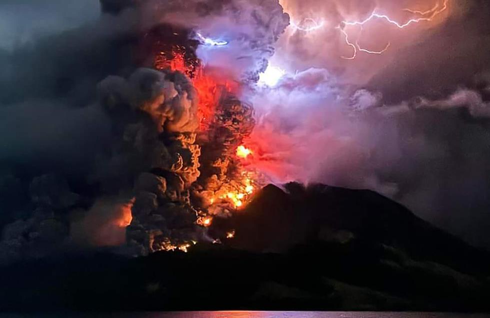 Ινδονησία: Εκκενώνονται περιοχές έπειτα από έκρηξη ηφαιστείου - Εντυπωσιακά στιγμιότυπα και βίντεο