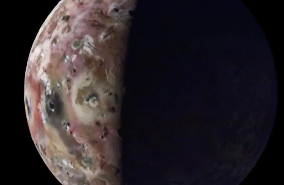Η NASA στο φεγγάρι του Δία: Εκπληκτικές εικόνες από τις λίμνες λάβας και τα βουνά στην Ιώ
