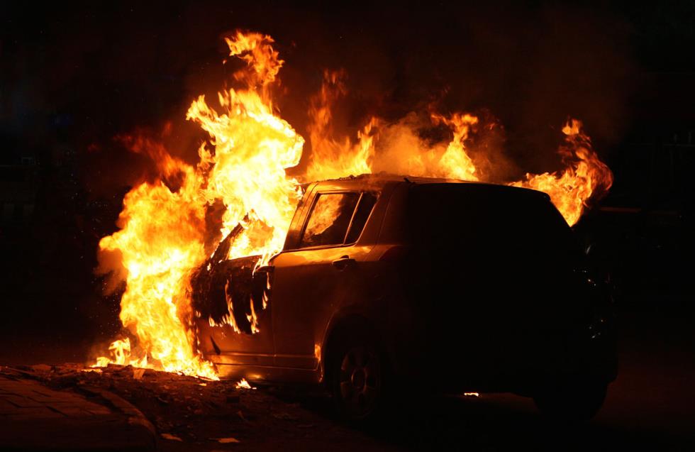 Έκαψαν πέντε αυτοκίνητα στη Λεμεσό - Υπόθεση εμπρησμού διερευνά η Αστυνομία