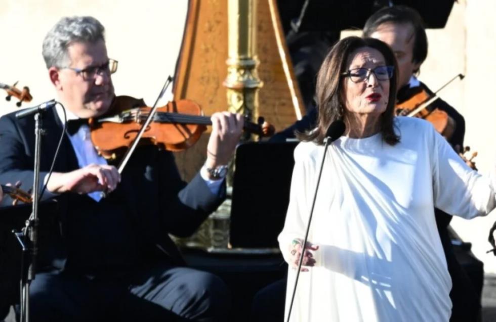 Ολυμπιακοί Αγώνες: Συγκλόνισε η Νάνα Μούσχουρη τραγούδησε τους εθνικούς ύμνους Ελλάδας και Γαλλίας