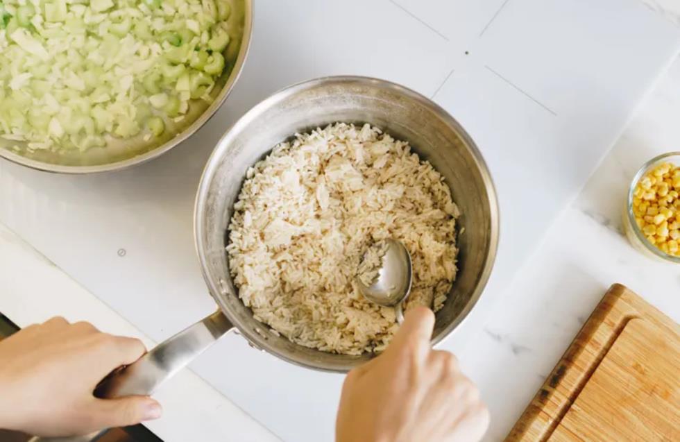 Ένα απλούστατο tip για να μην ξανακολλήσει το ρύζι στο τηγάνι μας