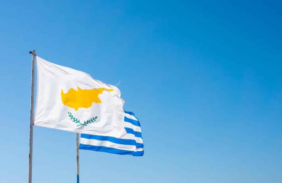 Η βεβήλωση της ελληνικής σημαίας και η έχθρα προς την κυπριακή σημαία