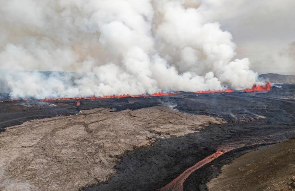 Ισλανδία: Καπνός και λάβα βγαίνει για δεύτερη μέρα από το ηφαίστειο στη χερσόνησο Ρέικιανες (βίντεο)