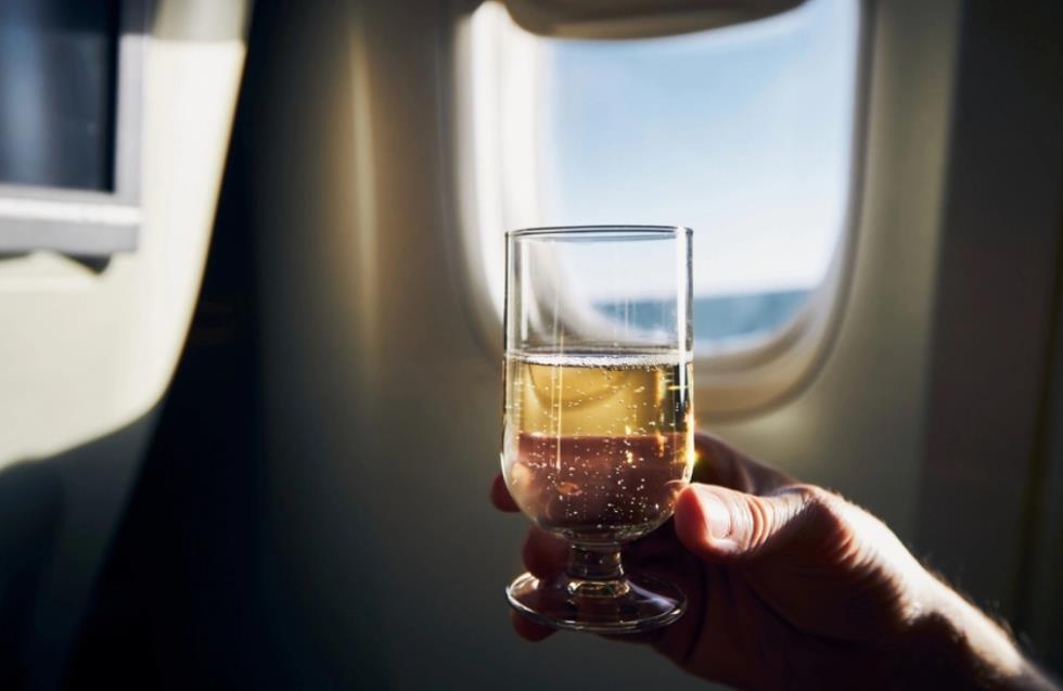 Γερμανία: Γιατί πρέπει να αποφεύγετε την κατανάλωση του αλκοόλ στις πτήσεις;