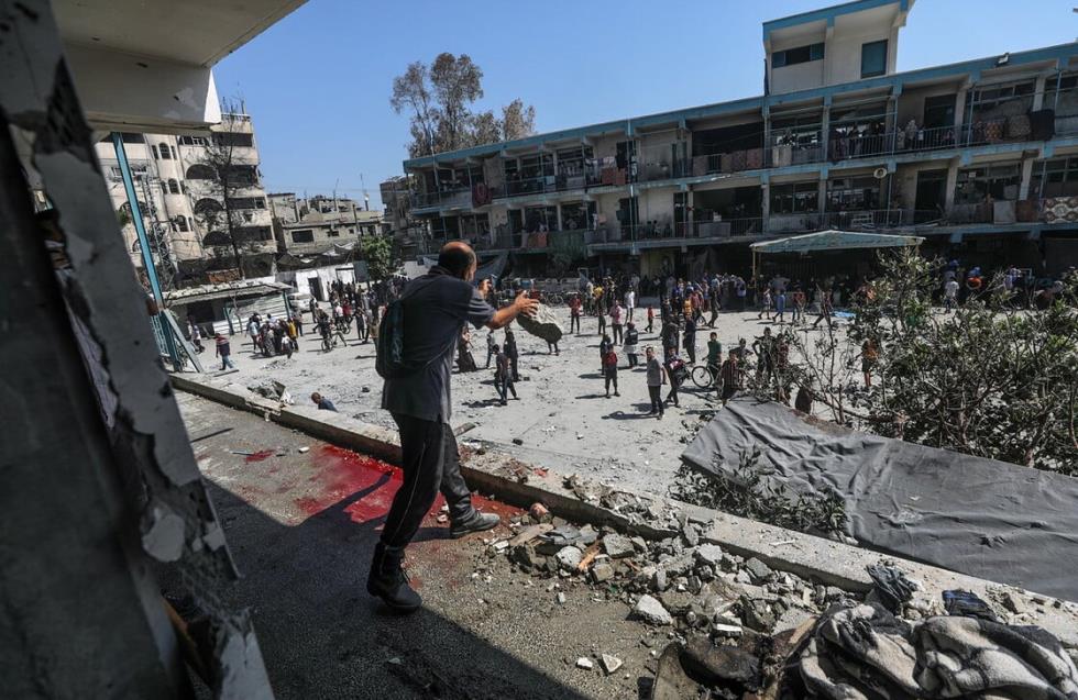 Γάζα: Συγκλονιστικές εικόνες από ισραηλινή επίθεση σε σχολείο του ΟΗΕ - Τουλάχιστον 40 νεκροί