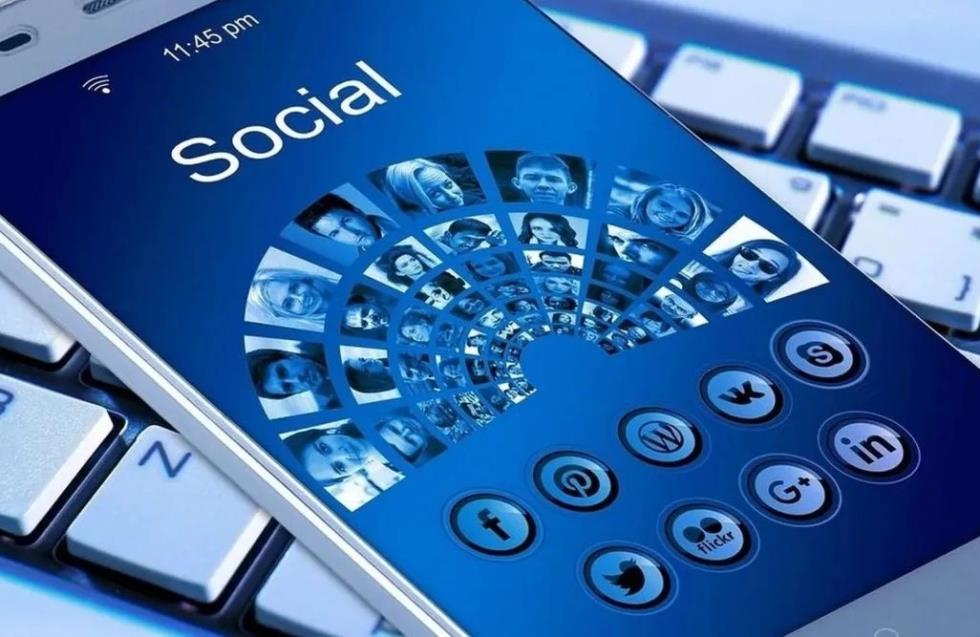 Social Media: Τι ζητά για την προστασία των εφήβων αρχίατρος στις ΗΠΑ