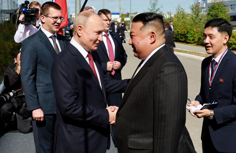 Θερμή υποδοχή στον Πούτιν από τον Κιμ - Πρώτη επίσκεψη στη Βόρεια Κορέα μετά από 24 χρόνια