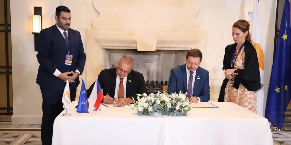 Υπουργοί Εσωτερικών Κύπρου και Τσεχίας Υπογραφή Συμφωνίας