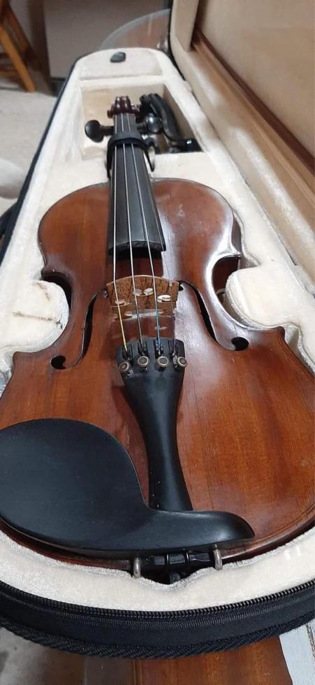 4418198043660956 788 3. The violin from Agios Amvrosios that Taner Shah returned to the owners family