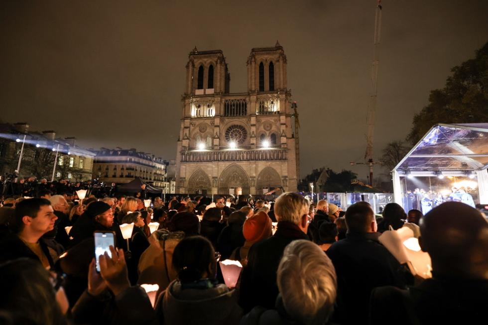 Virgin Mary statue returns to Notre Dame in Paris